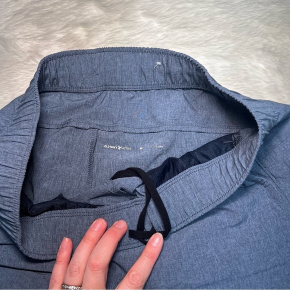 Men’s Old Navy quick‎ dry active shorts with adjustable waist - Picture 2 of 3